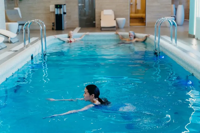 Infinity-edge pool
